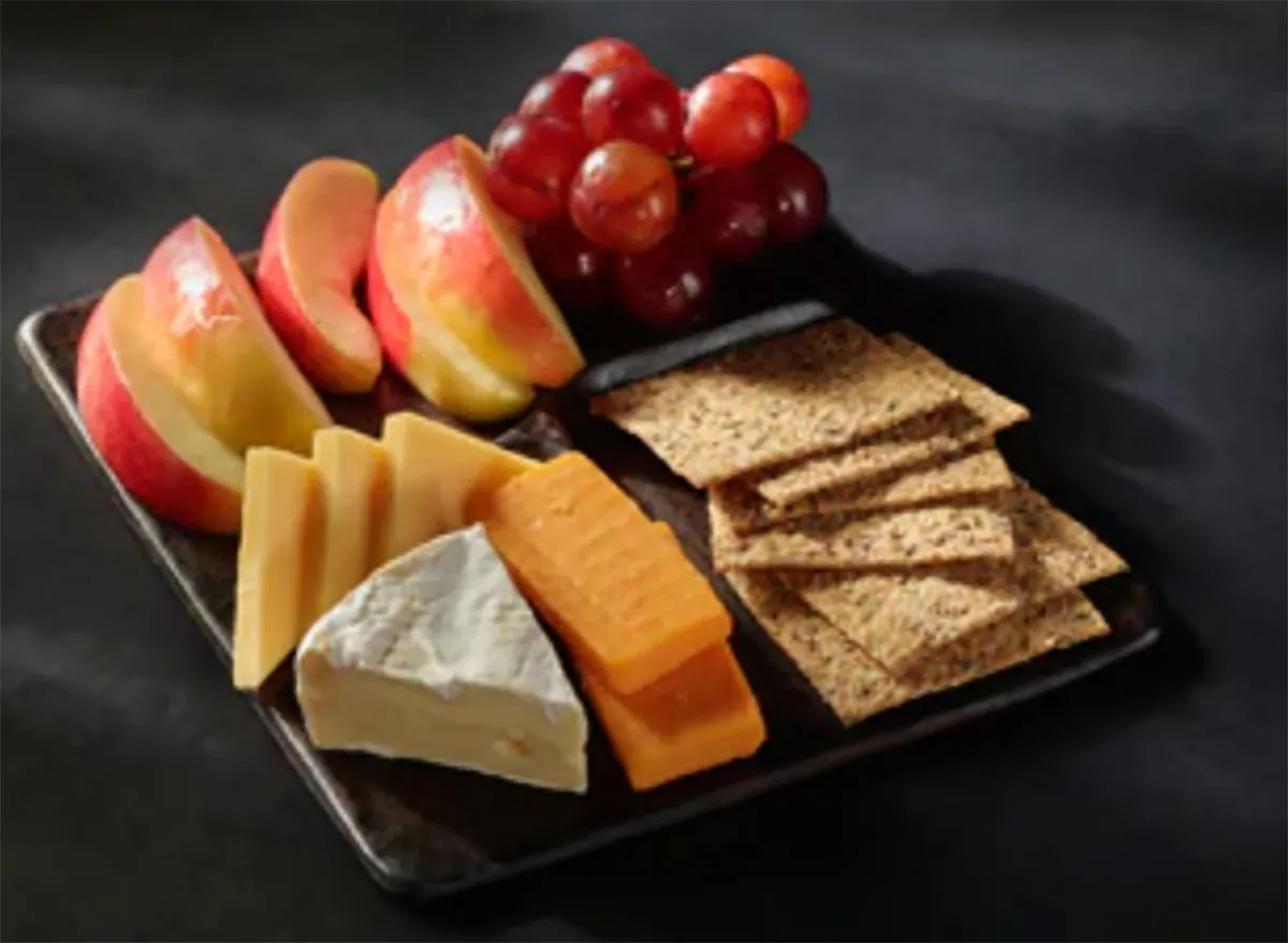 starbucks_lunch_cheese_fruit_salaami_protein-box